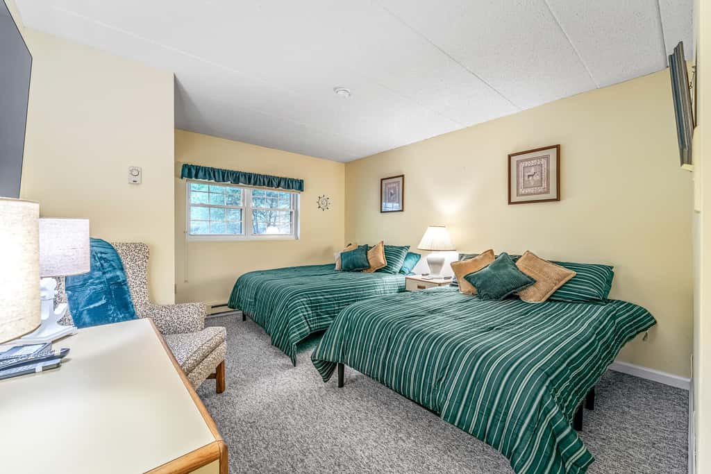 'Cobbies Cove' Lakefront Gem: Epic Views & Pool!