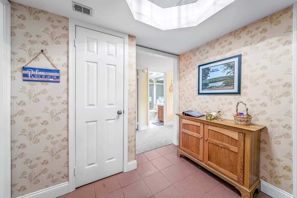'Cobbies Cove' Lakefront Gem: Epic Views & Pool!