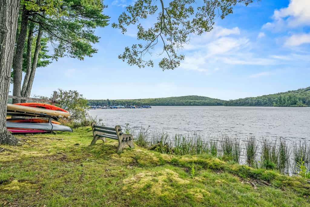 'Cobbies Cove' Lakefront Gem: Epic Views & Pool!