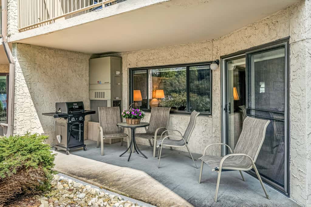 'Cobbies Cove' Lakefront Gem: Epic Views & Pool!