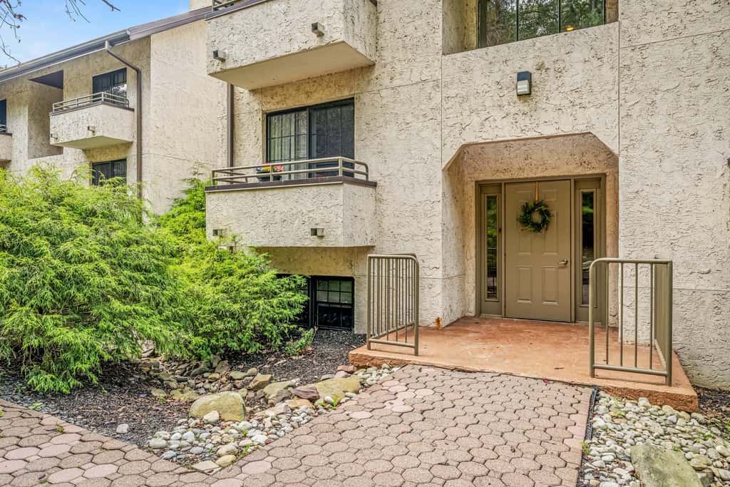 'Cobbies Cove' Lakefront Gem: Epic Views & Pool!