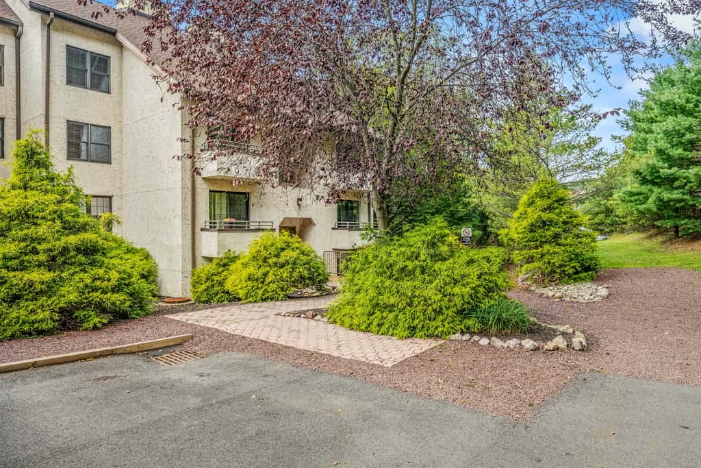 'Cobbies Cove' Lakefront Gem: Epic Views & Pool!