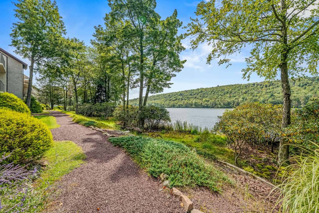 'Cobbies Cove' Lakefront Gem: Epic Views & Pool!