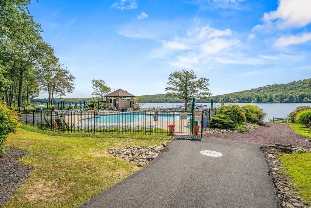 'Cobbies Cove' Lakefront Gem: Epic Views & Pool!