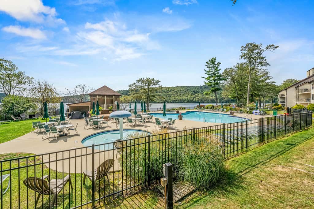 'Cobbies Cove' Lakefront Gem: Epic Views & Pool!