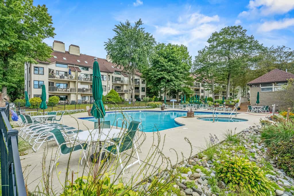 'Cobbies Cove' Lakefront Gem: Epic Views & Pool!