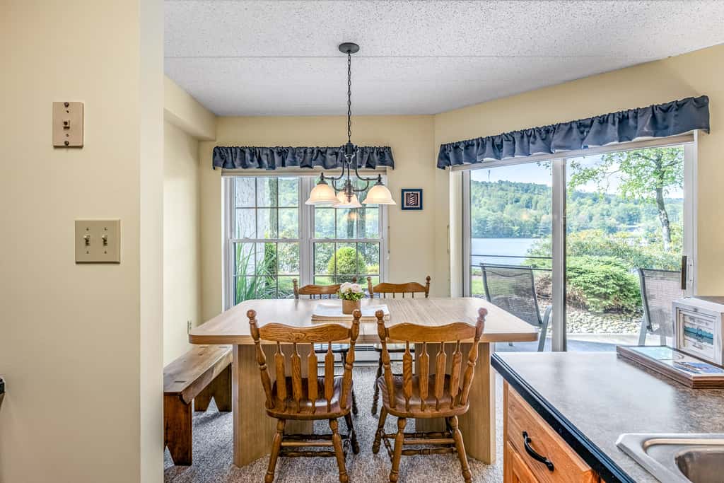 'Cobbies Cove' Lakefront Gem: Epic Views & Pool!