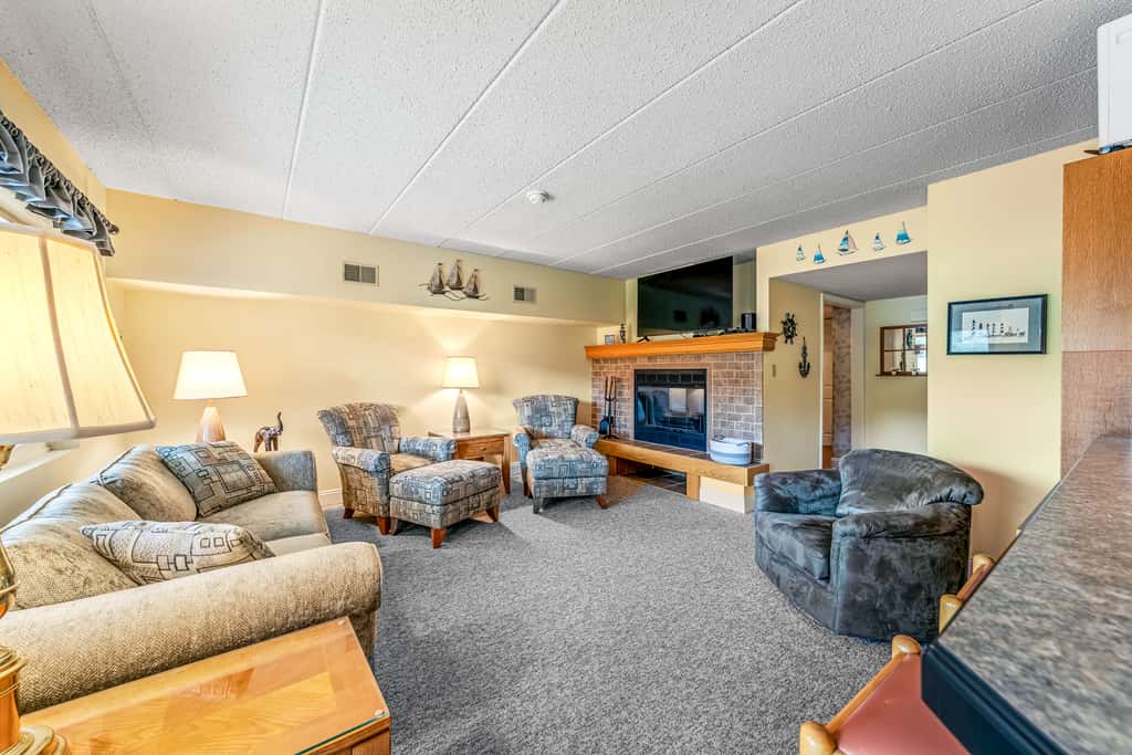 'Cobbies Cove' Lakefront Gem: Epic Views & Pool!