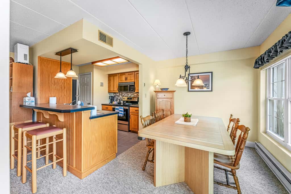 'Cobbies Cove' Lakefront Gem: Epic Views & Pool!