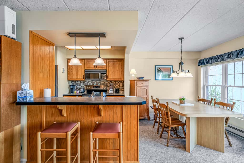 'Cobbies Cove' Lakefront Gem: Epic Views & Pool!
