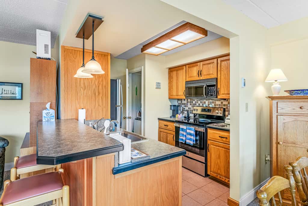 'Cobbies Cove' Lakefront Gem: Epic Views & Pool!
