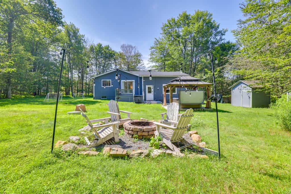 Hot Tub + Game Room: Wooded Poconos Retreat