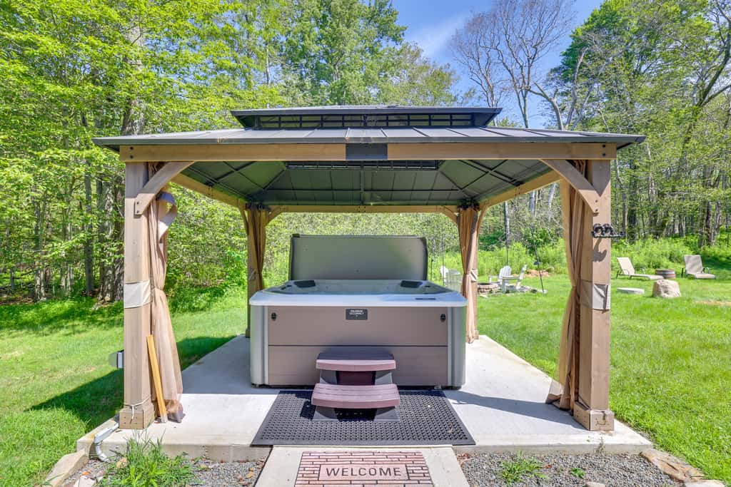 Hot Tub + Game Room: Wooded Poconos Retreat