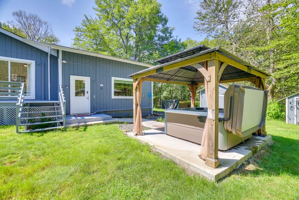 Hot Tub + Game Room: Wooded Poconos Retreat