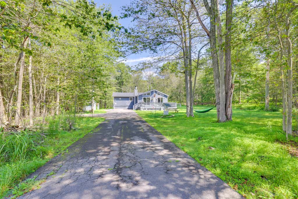 Hot Tub + Game Room: Wooded Poconos Retreat