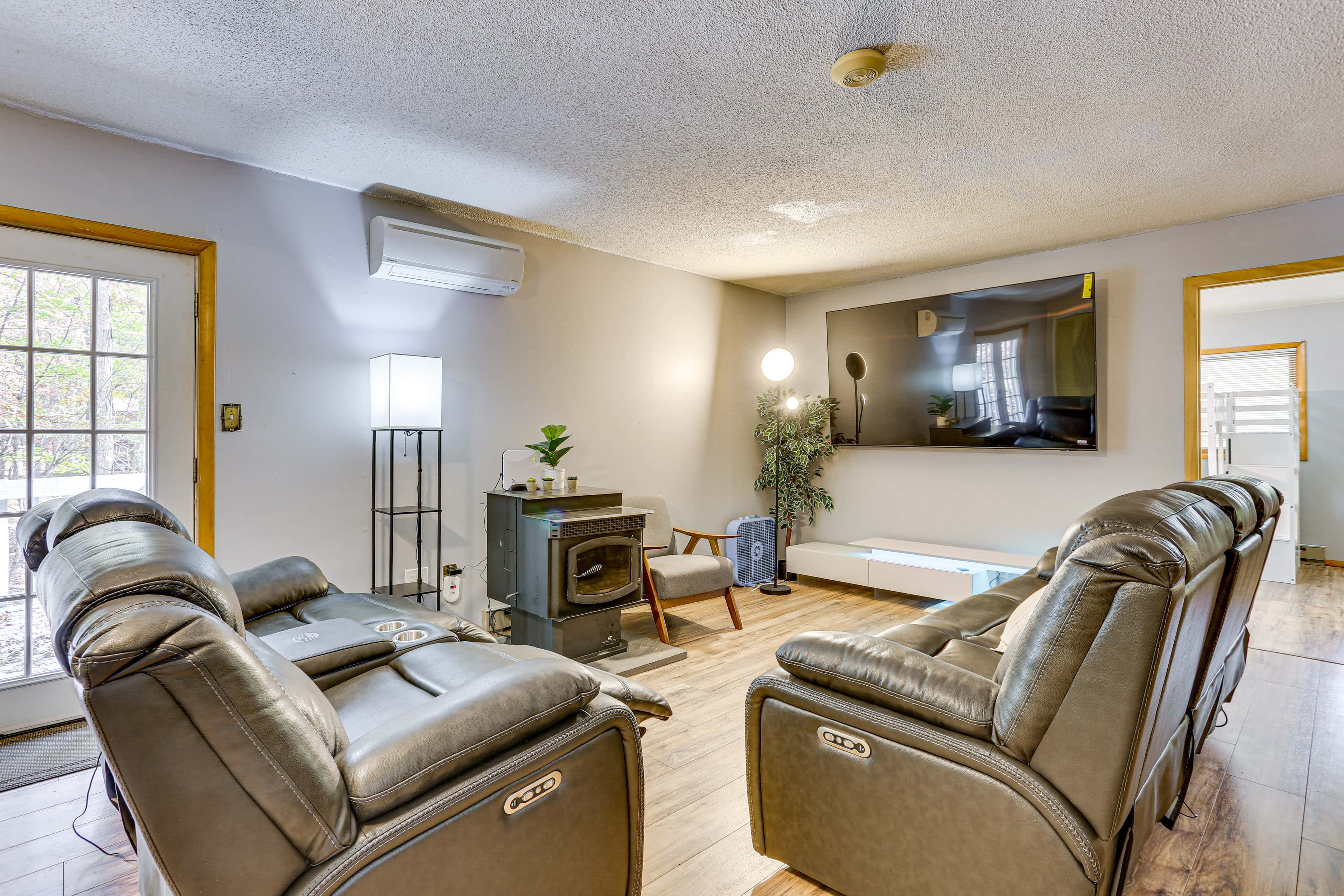 Luxury Home w/ Game Room, 4 Mi to Bushkill Falls!