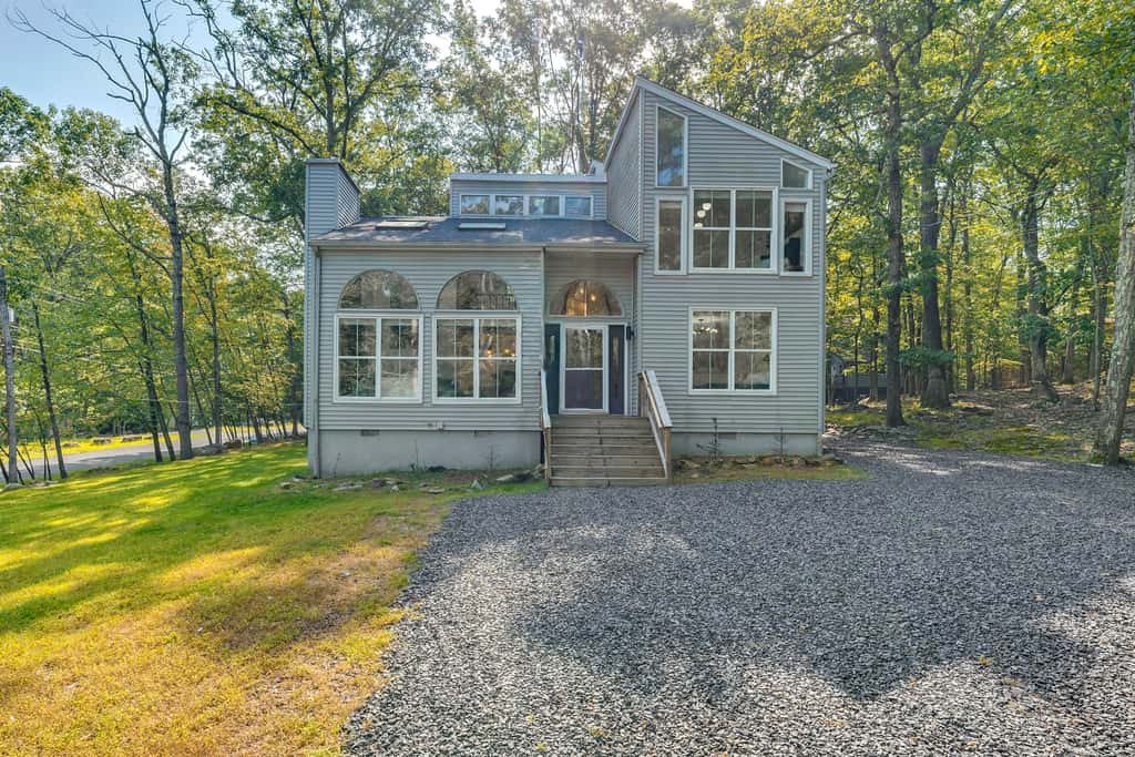 Private Yard, Playset: Family Home in Penn Estates
