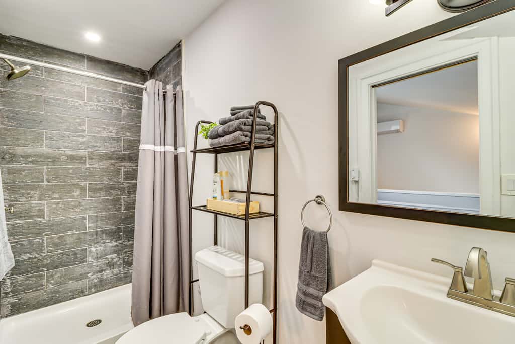 Modern Mountain Escape in Poconos: Walk to Slopes!