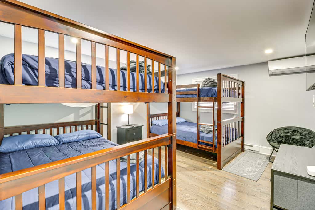Modern Mountain Escape in Poconos: Walk to Slopes!