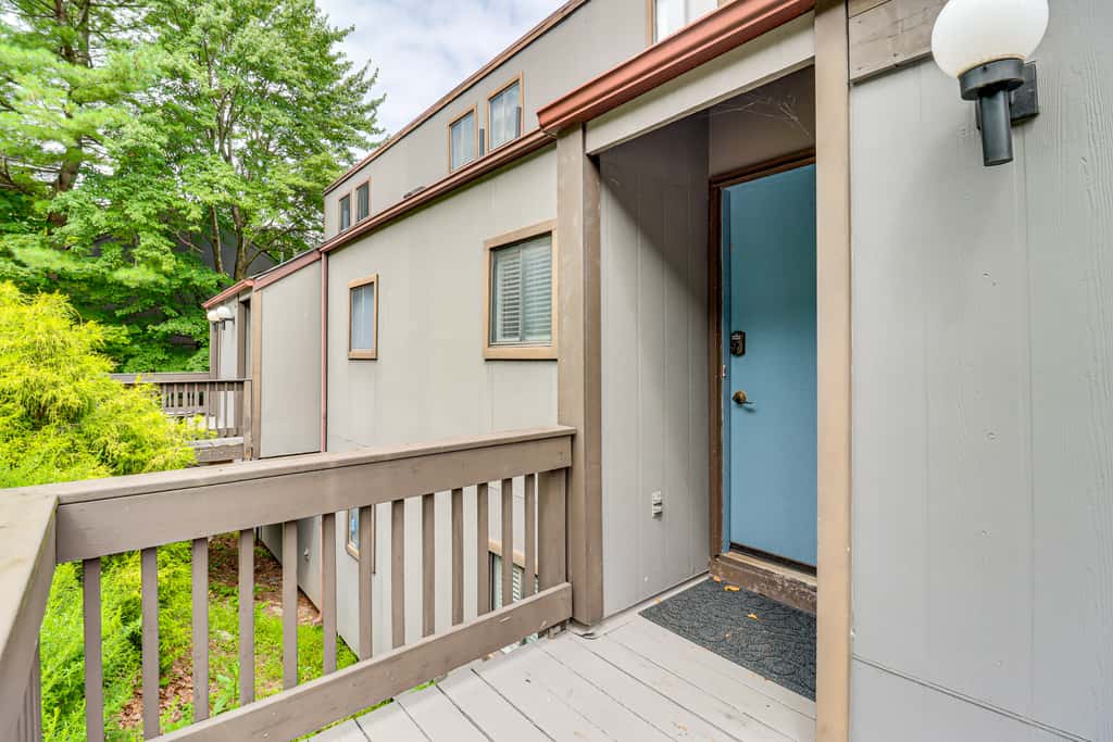 Modern Mountain Escape in Poconos: Walk to Slopes!