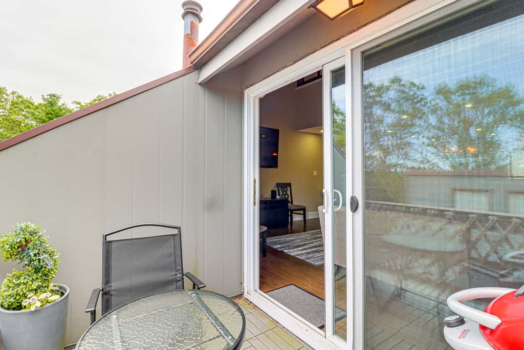 Modern Mountain Escape in Poconos: Walk to Slopes!
