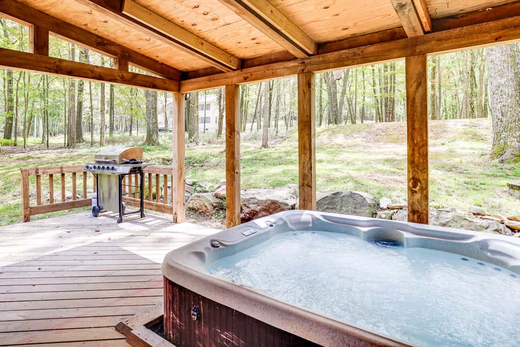 Hot Tub & Covered Deck! Long Pond Log Cabin