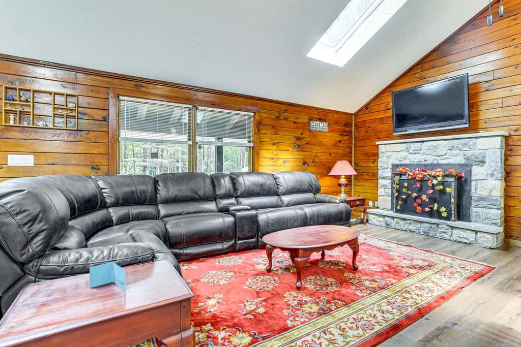 Hot Tub & Covered Deck! Long Pond Log Cabin