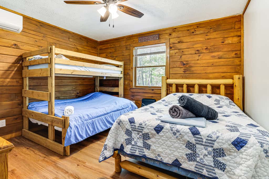 Hot Tub & Covered Deck! Long Pond Log Cabin