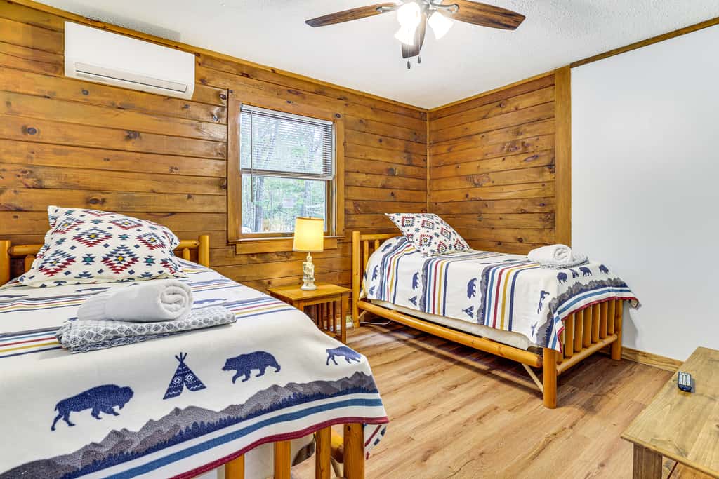 Hot Tub & Covered Deck! Long Pond Log Cabin