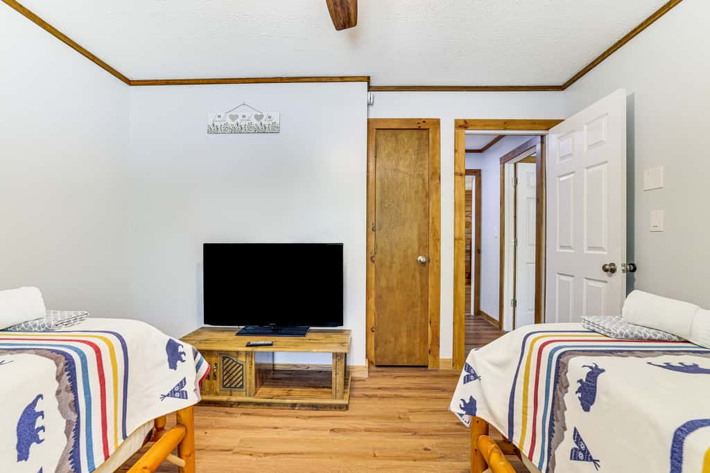 Hot Tub & Covered Deck! Long Pond Log Cabin