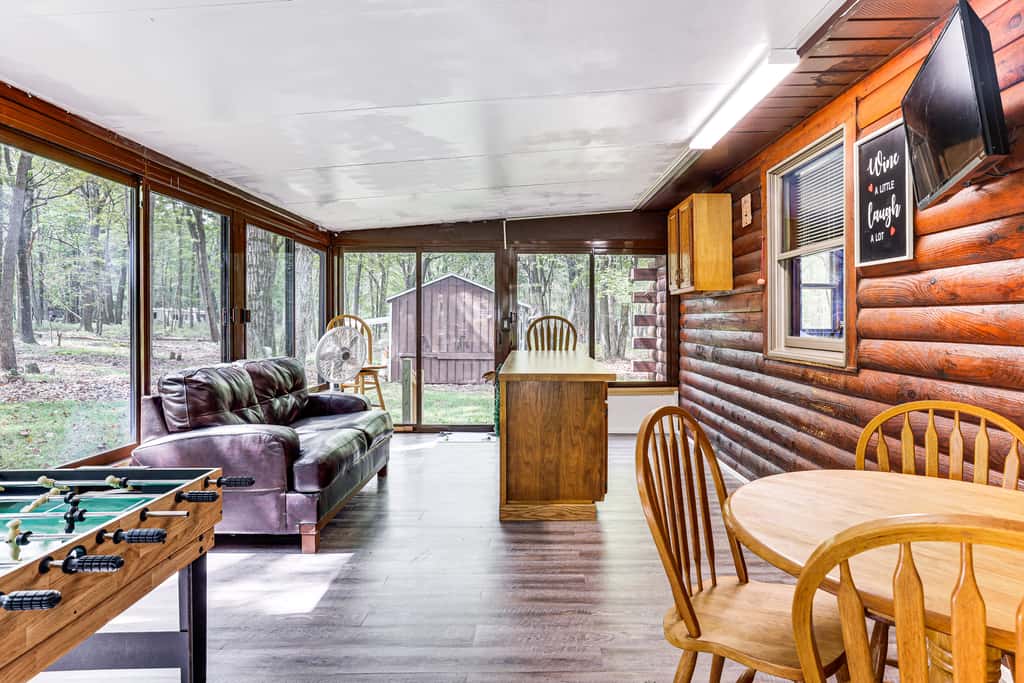 Hot Tub & Covered Deck! Long Pond Log Cabin
