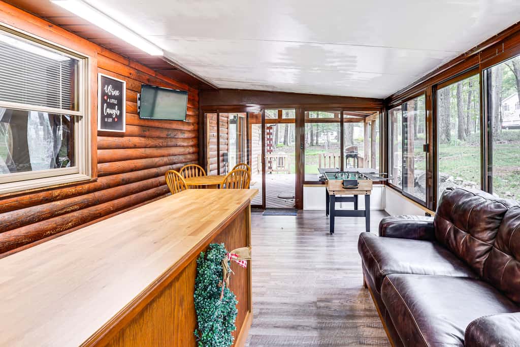 Hot Tub & Covered Deck! Long Pond Log Cabin