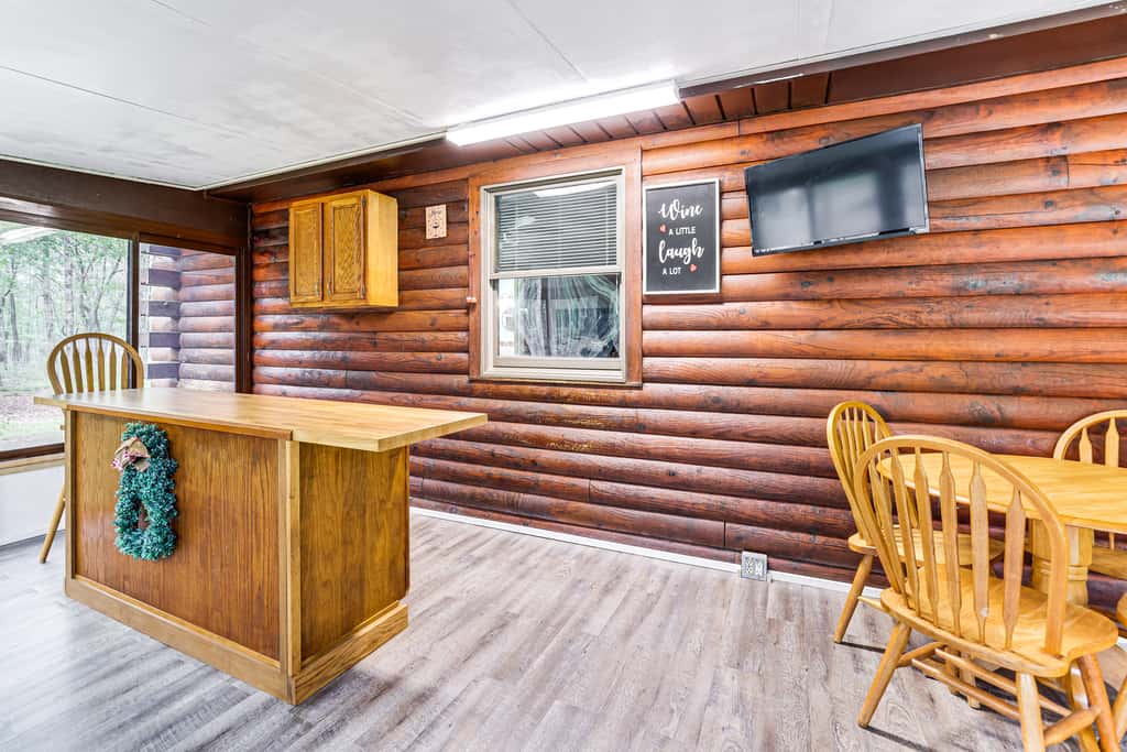 Hot Tub & Covered Deck! Long Pond Log Cabin