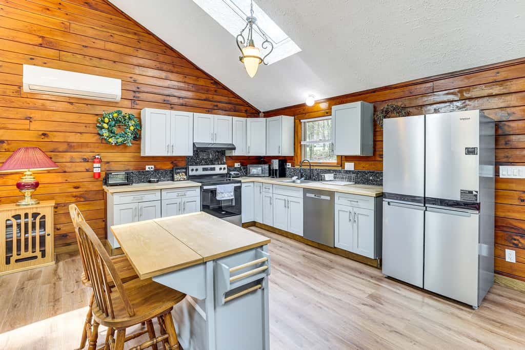 Hot Tub & Covered Deck! Long Pond Log Cabin