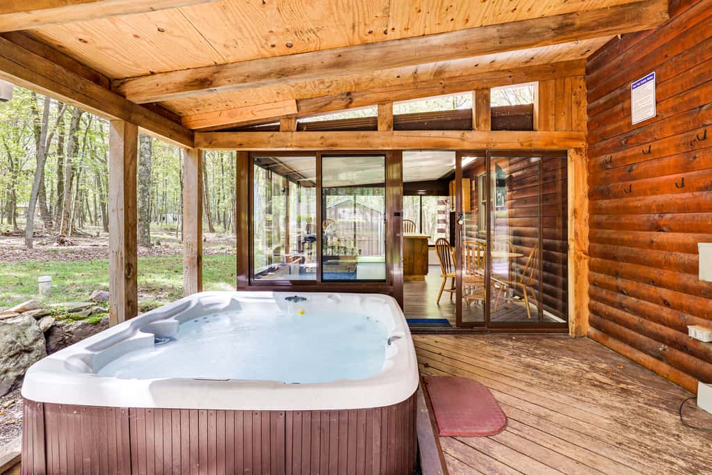 Hot Tub & Covered Deck! Long Pond Log Cabin