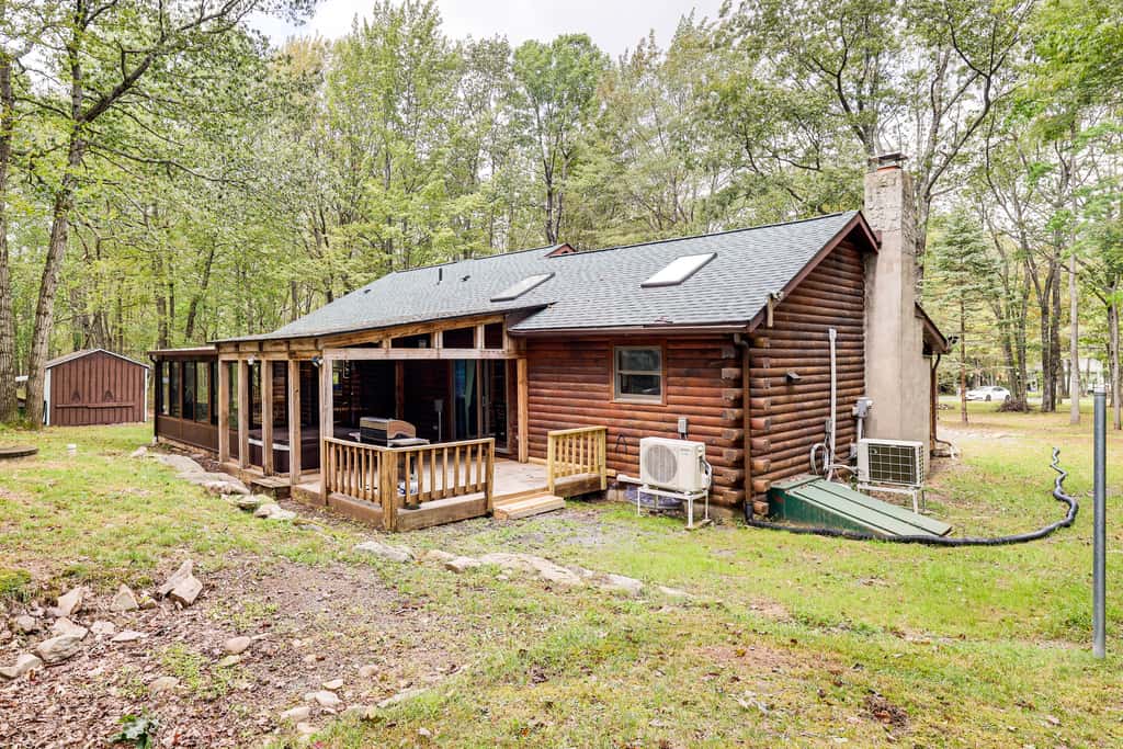 Hot Tub & Covered Deck! Long Pond Log Cabin
