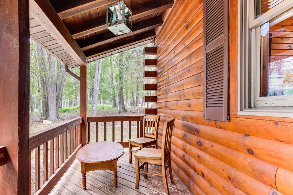 Hot Tub & Covered Deck! Long Pond Log Cabin