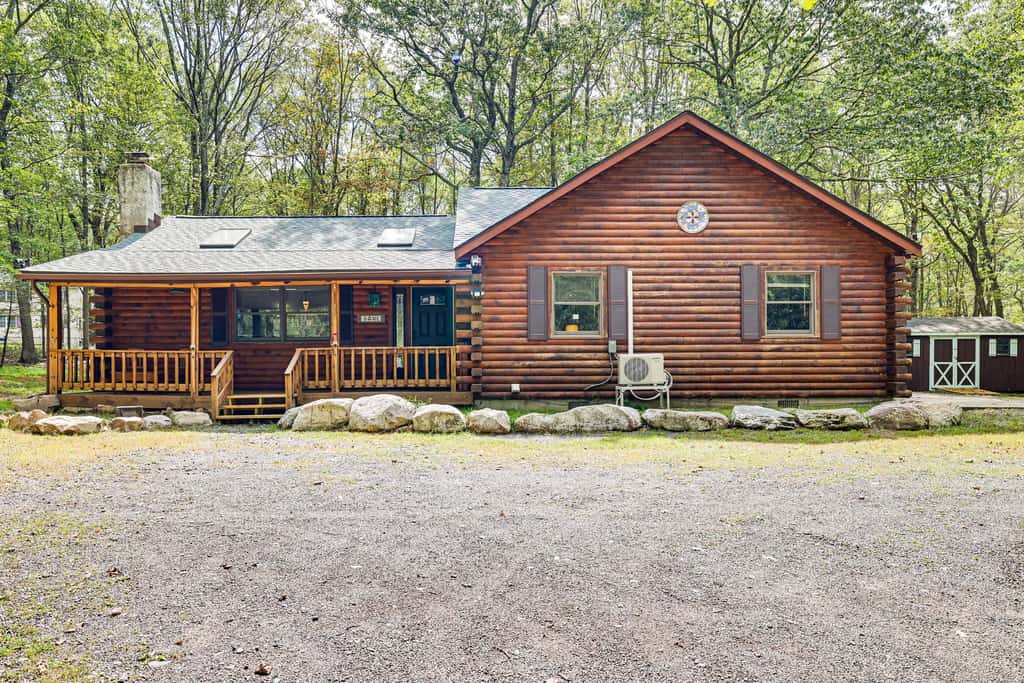 Hot Tub & Covered Deck! Long Pond Log Cabin