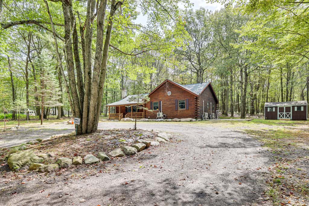 Hot Tub & Covered Deck! Long Pond Log Cabin