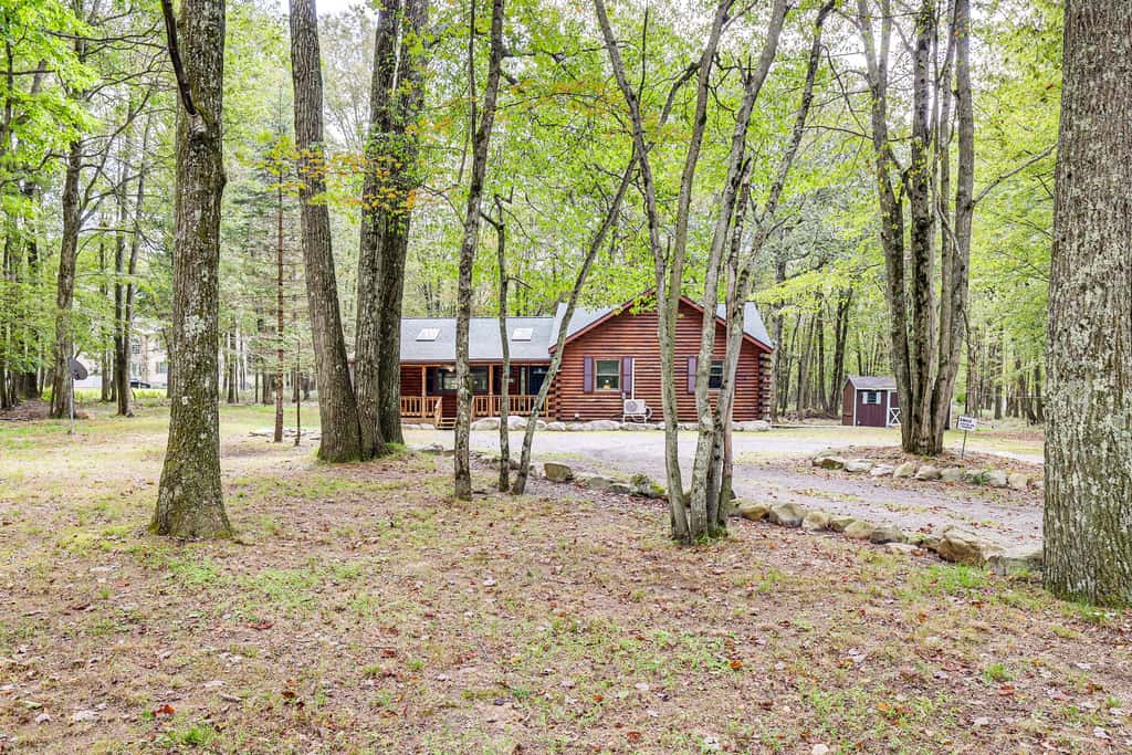 Hot Tub & Covered Deck! Long Pond Log Cabin