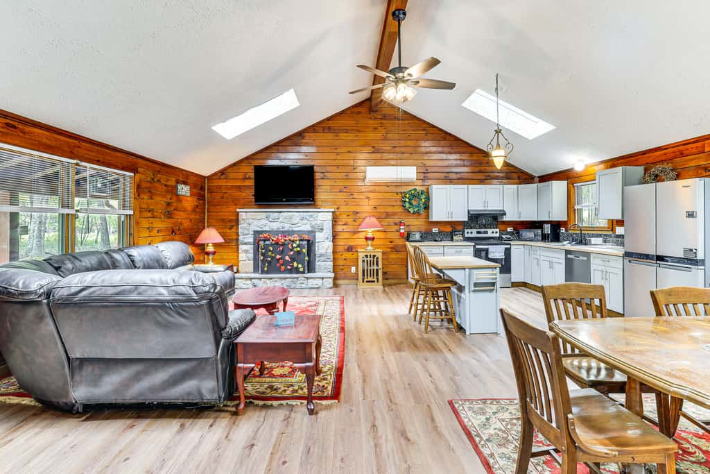 Hot Tub & Covered Deck! Long Pond Log Cabin