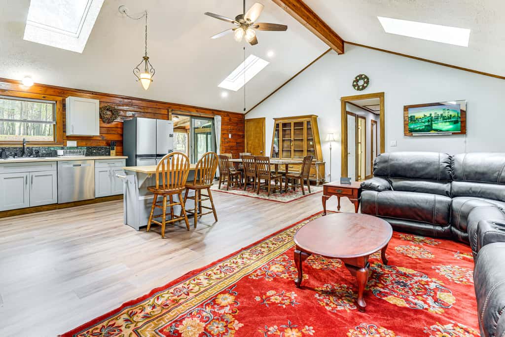 Hot Tub & Covered Deck! Long Pond Log Cabin