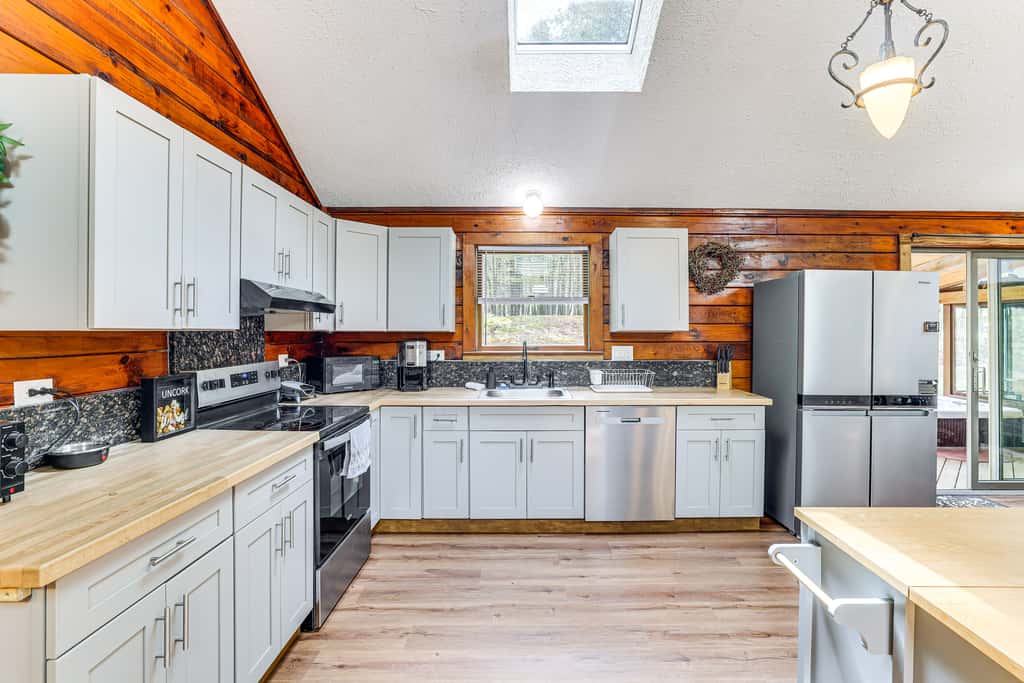 Hot Tub & Covered Deck! Long Pond Log Cabin