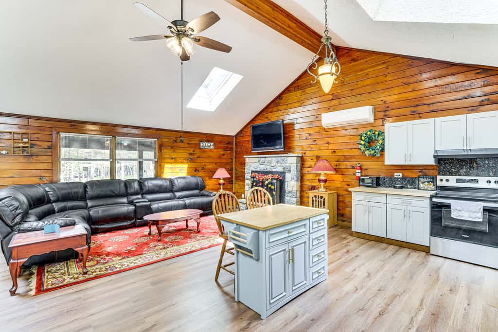 Hot Tub & Covered Deck! Long Pond Log Cabin