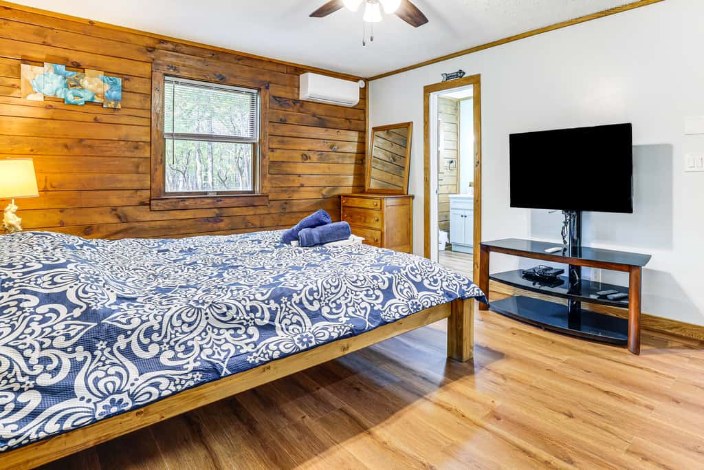 Hot Tub & Covered Deck! Long Pond Log Cabin