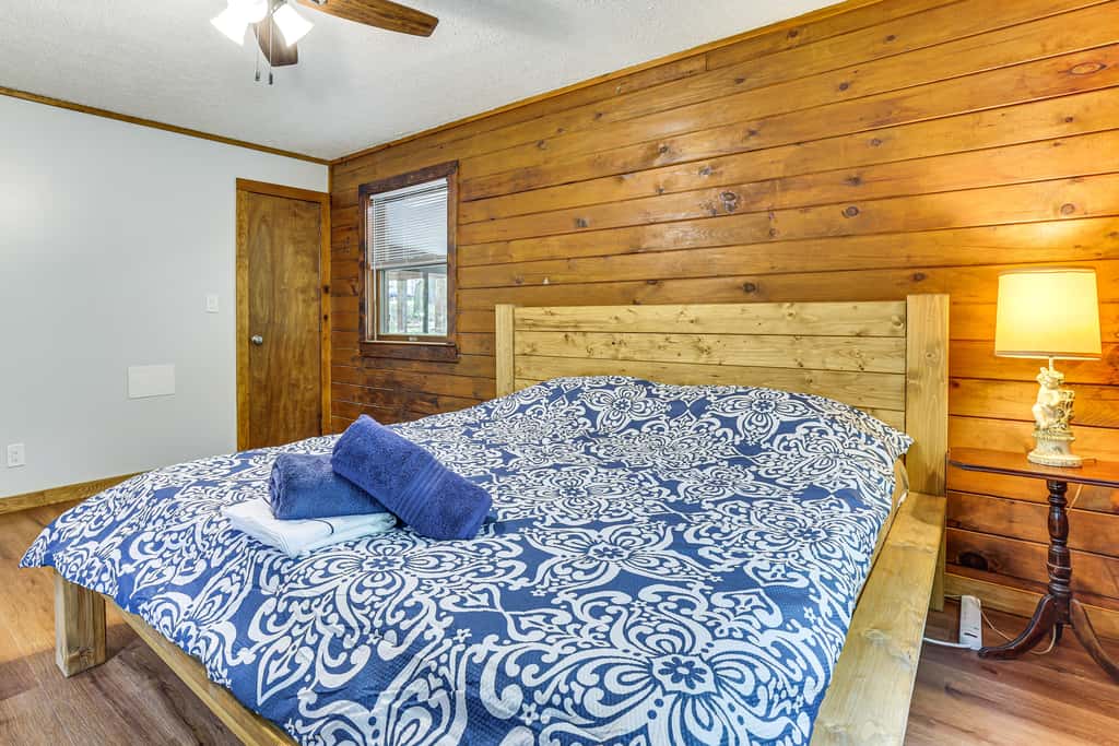 Hot Tub & Covered Deck! Long Pond Log Cabin