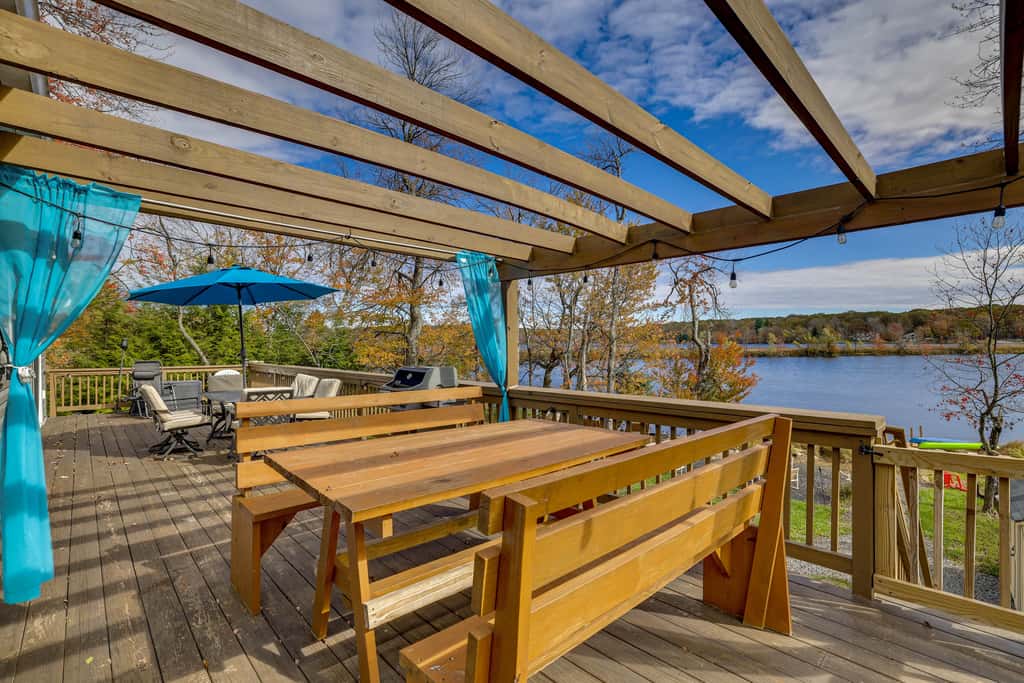 Lakefront Pocono Retreat w/ Hot Tub & Movie Hub