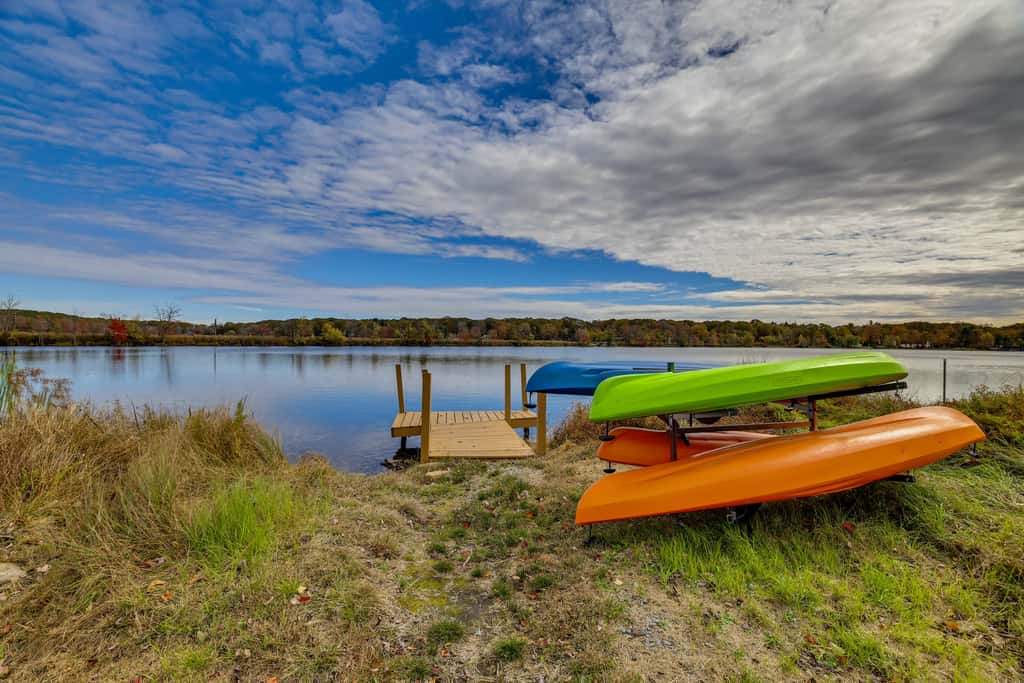 Lakefront Pocono Retreat w/ Hot Tub & Movie Hub