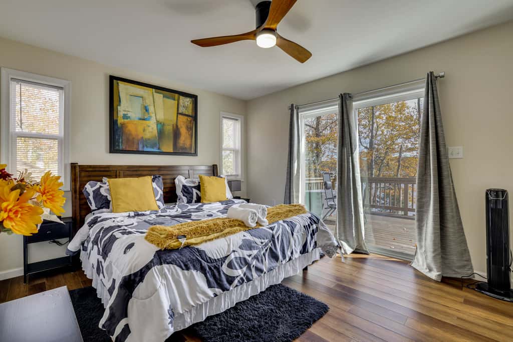 Lakefront Pocono Retreat w/ Hot Tub & Movie Hub