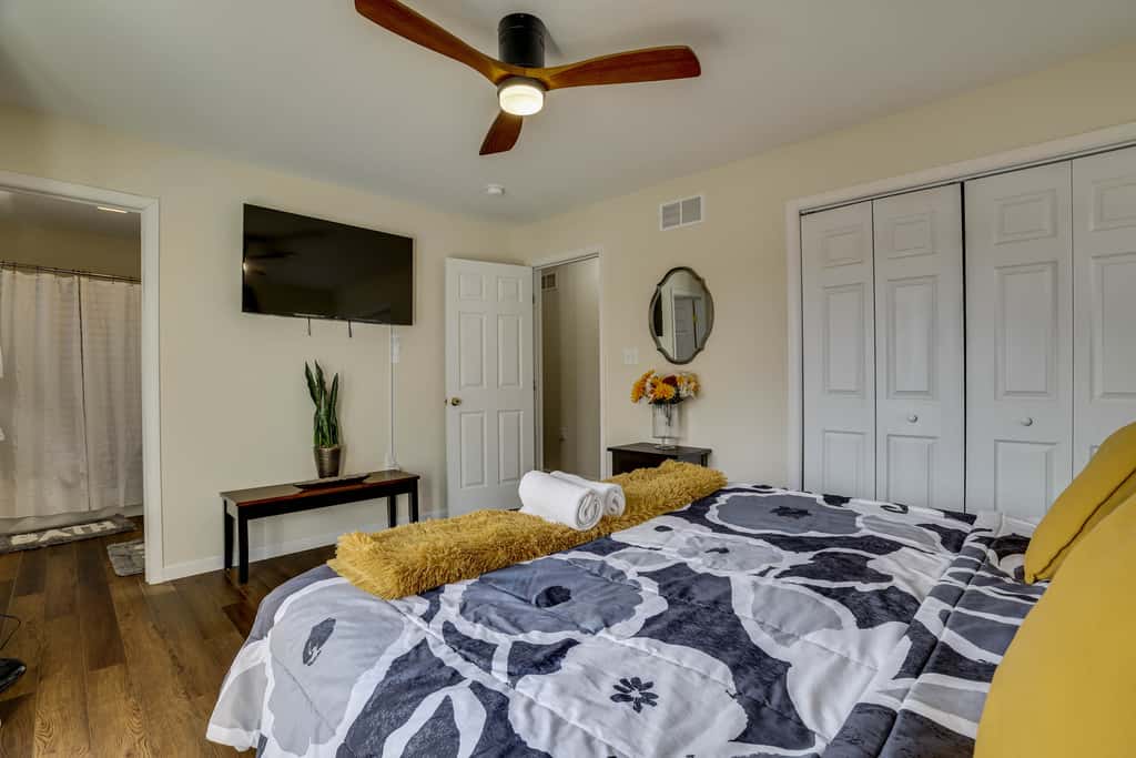 Lakefront Pocono Retreat w/ Hot Tub & Movie Hub